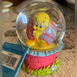 Vintage Looney Tunes Tweety Bird mini Easter Snow Globe. Approximately 3”